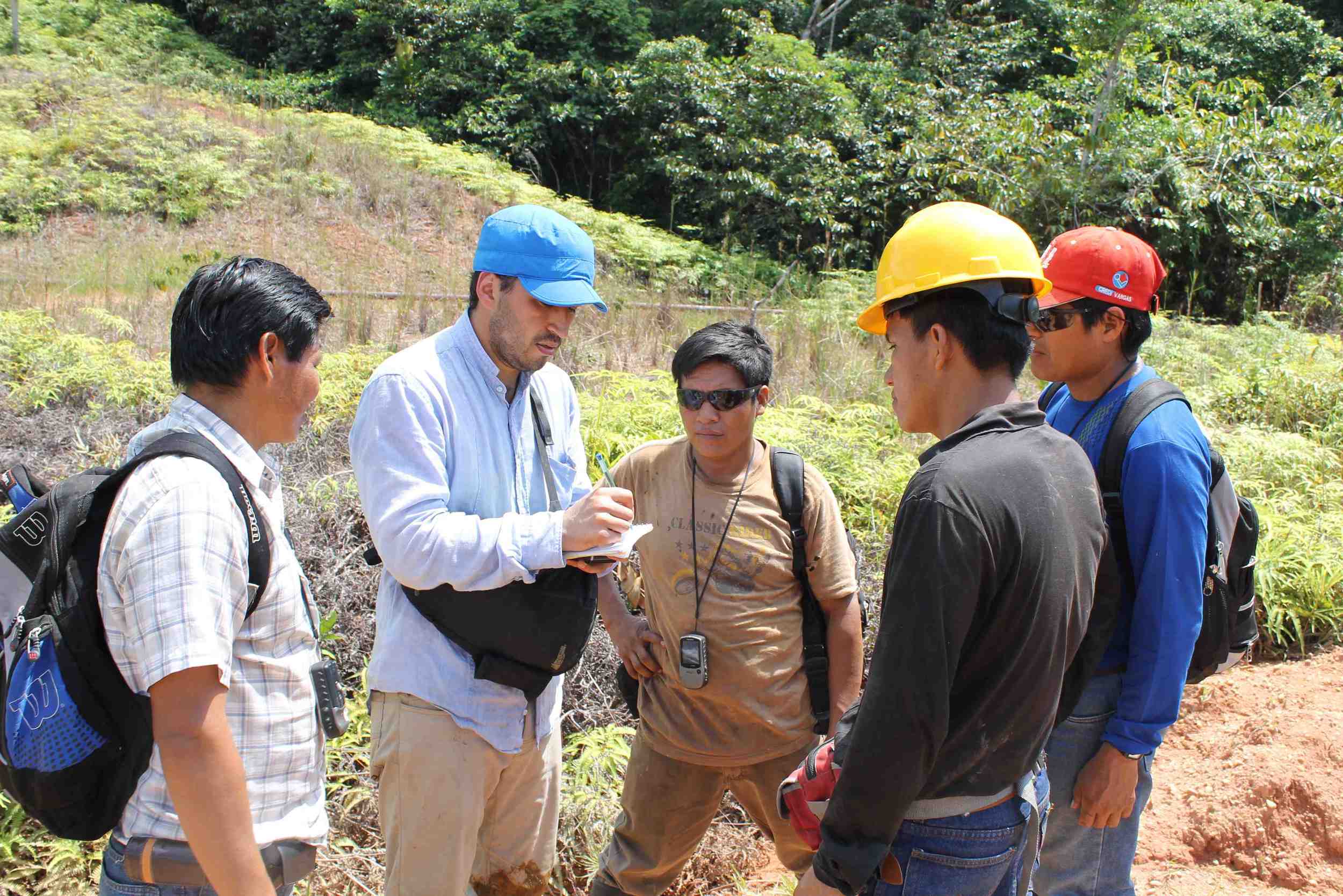 Ricardo Segovia training environmental monitors in the Pastaza watershed